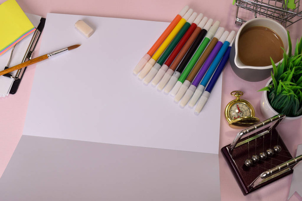 Vista superior do caderno aberto com um marcador desenhando em uma mesa rosa, preparando-se para fazer lição de casa. Conceito de Mesa de Trabalho de Desenho
 - Foto, Imagem
