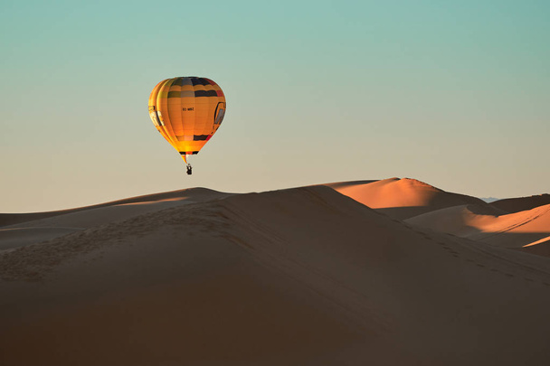 çöl üzerinde uçan bir sıcak hava balonu - Fotoğraf, Görsel