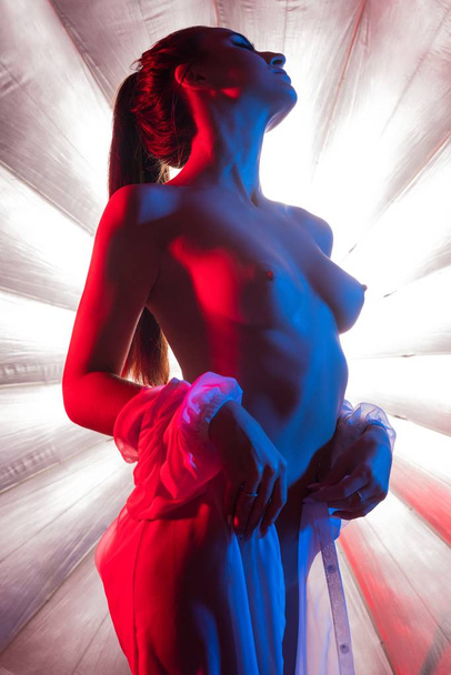 Girl in the nude against bright background - Zdjęcie, obraz