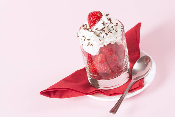 strawberry whipped cream dessert - Fotoğraf, Görsel