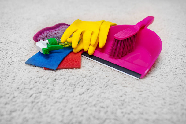 Cleaning and washing the carpet. - Zdjęcie, obraz