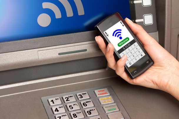 Nostetaan rahaa pankkiautomaatista matkapuhelimella (NFC lähellä kenttää communic
 - Valokuva, kuva