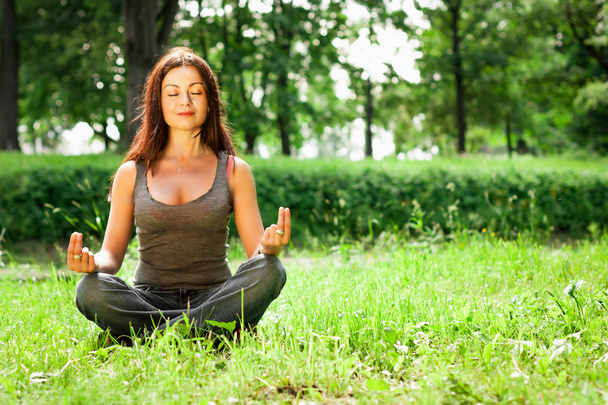 yoga woman on green park - Φωτογραφία, εικόνα