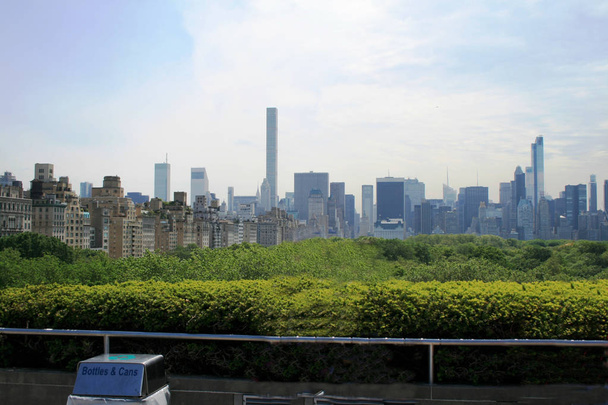 メトロポリタン美術館の屋根から見たニューヨークの超高層ビルの眺め。5月. - 写真・画像