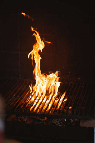 Grande fiamma di barbecue
 - Foto, immagini