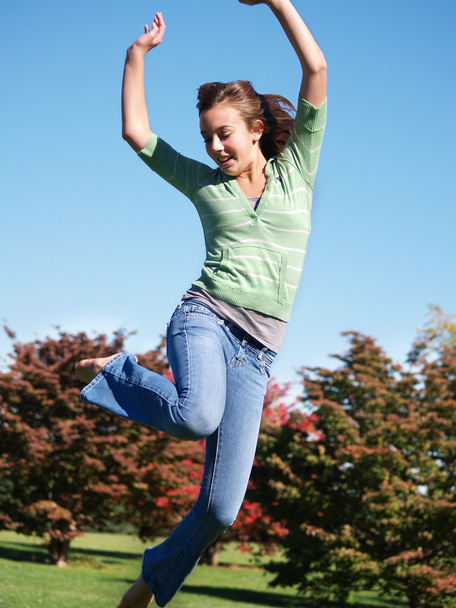 Девочка-подросток, прыгающая в воздух
 - Фото, изображение