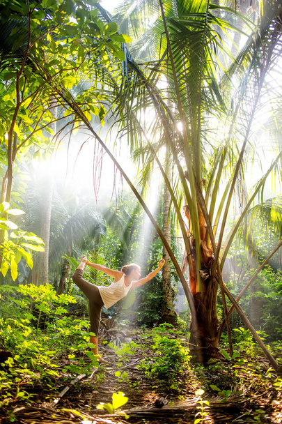 mujer haciendo yoga afuera en la selva
 - Foto, Imagen