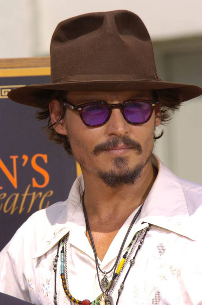 at the press conference for Handprint & Footprint Ceremony for Johnny Depp, Grauman''s Chinese Theatre, Los Angeles, CA, Friday, September 16, 2005. Photo by: David Longendyke/Everett Collection - Fotografie, Obrázek