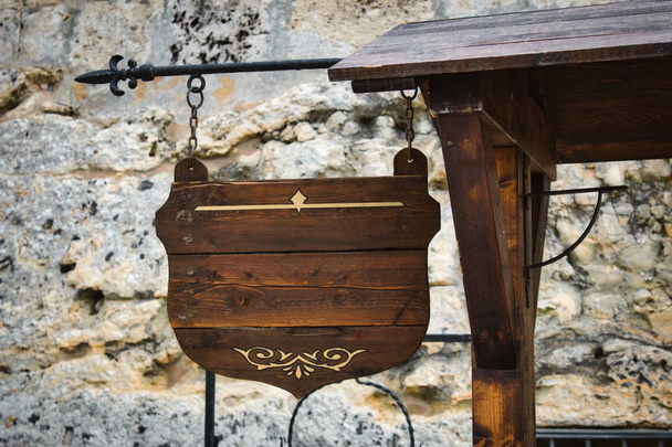 Старомодный традиционный деревянный вывеска висит с пустым местом для текста
 - Фото, изображение