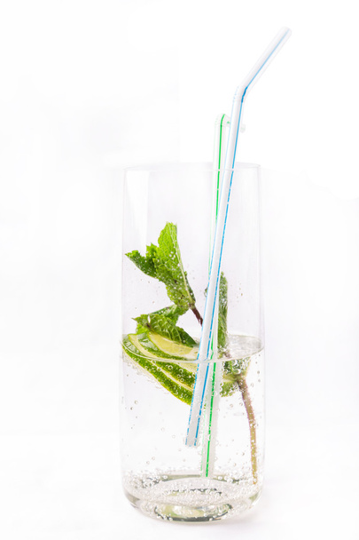 cocktail fresco freddo in bicchiere con agrumi a fette
 - Foto, immagini