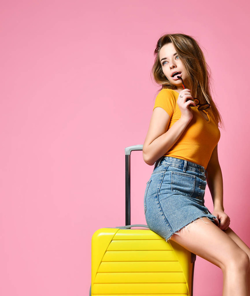 Femme touriste avec valise de voyage isolée sur fond d'été
 - Photo, image