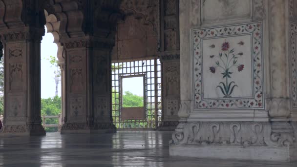 Detail sloupů jedné z budov uvnitř Rudé pevnosti v New Dillí, Indii, 4k záběr video - Záběry, video