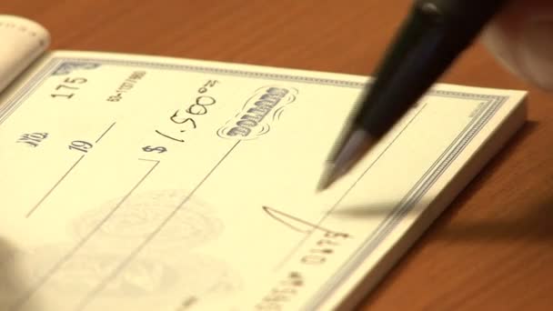 Выписывание банковского чека, подписание банковского чека
 - Кадры, видео