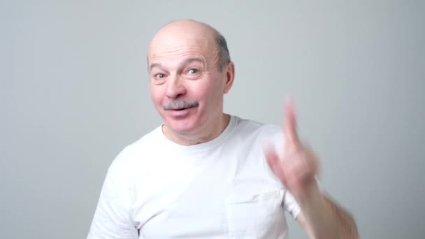 Tevreden volwassen man toont wijsvinger omhoog, geven advies - Video