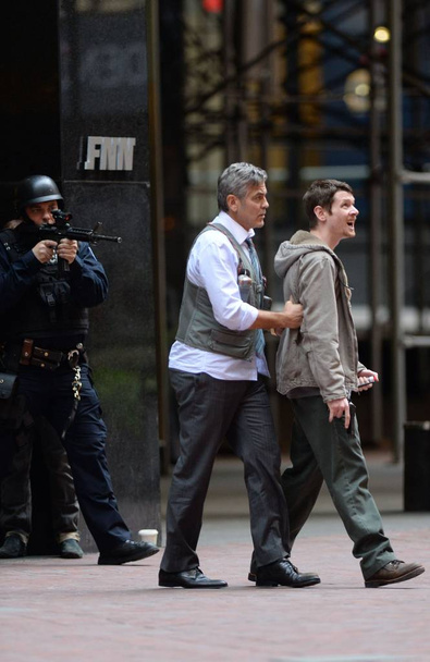 George Clooney, Jack O "Connell on location for MONEY MONSTER Movie Shoot,, Nova Iorque, NY 18 de abril de 2015. Foto por: Kristin Callahan / Coleção Everett
 - Foto, Imagem