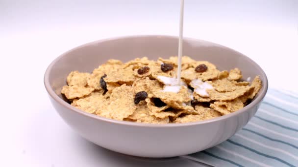 Trockenes Frühstück Müsli gesunde Lebensmittel mit frischer Milch gegossen - Filmmaterial, Video