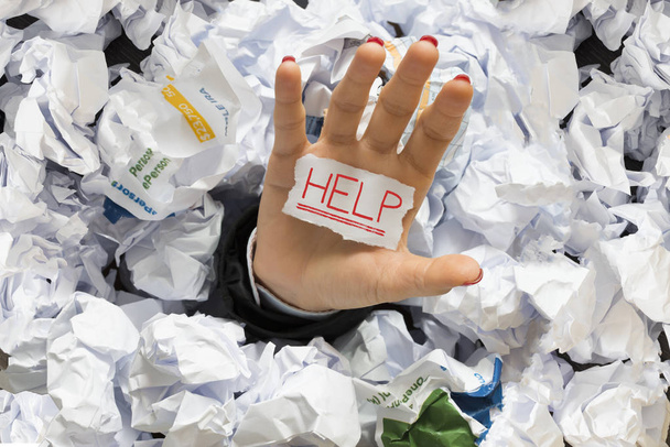 Empleado estresado cubierto con papel de desecho en el trabajo, pidiendo ayuda
 - Foto, Imagen
