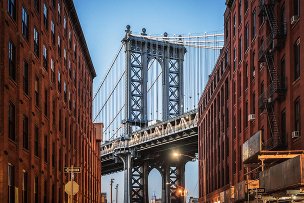 ダンボ - ブルックリンの2つの赤レンガの建物の間の有名なマンハッタン橋 - 写真・画像