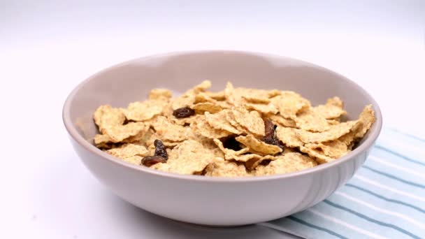 El desayuno seco el cereal la comida sana para la ración vierten la caída en el plato
 - Metraje, vídeo