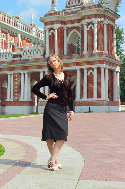 bir kadın bir Parkı Sarayı tsaritsyno yürür. Moskova. - Fotoğraf, Görsel