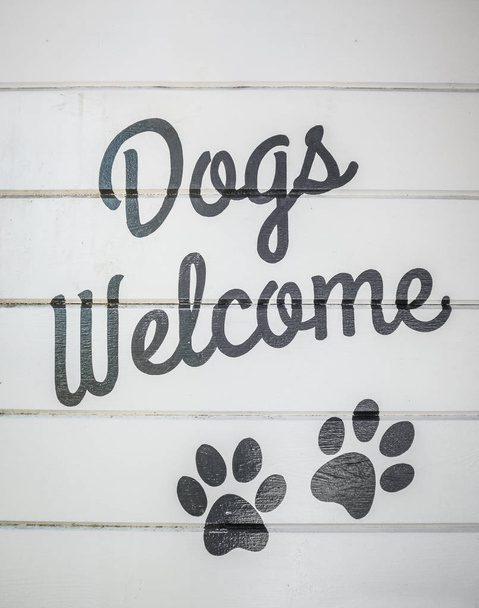 犬の歓迎看板 - 写真・画像