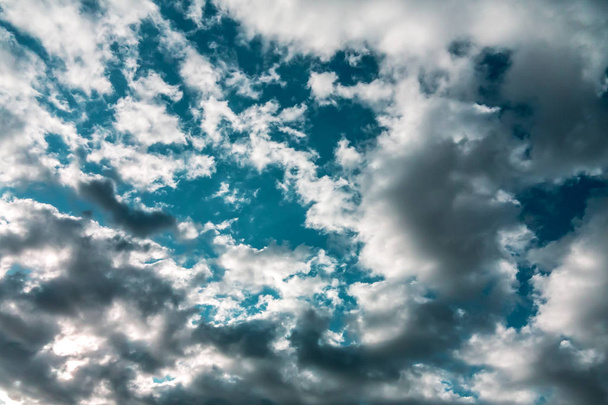 Beautiful clouds in a blue sky, background texture - Foto, afbeelding