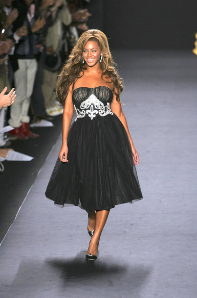 Beyonce Knowles inside for Fashion For Relief, Bryant Park, New York, NY, September 16, 2005. Photo by: Gregorio Binuya/Everett Collection - Foto, imagen