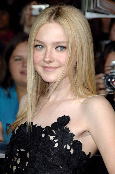 Dakota Fanning at arrivals for THE TWILIGHT SAGA: NEW MOON Premiere, Mann Village and Bruin Theaters, Los Angeles, CA November 16, 2009. Photo By: Dee Cercone/Everett Collection - Zdjęcie, obraz