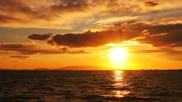 Zachód słońca i niebiańskie chmury i morze - Materiał filmowy, wideo