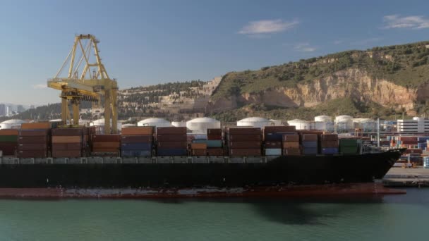 Тимчасом робочого крана в контейнерному порту, Іспанія - Кадри, відео