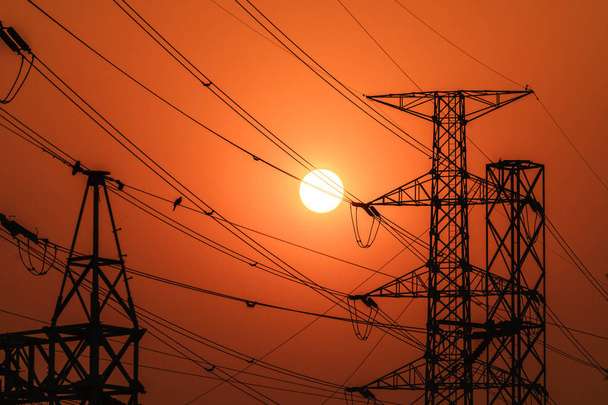 vysoké napětí ocelových přenosu věž při západu slunce  - Fotografie, Obrázek