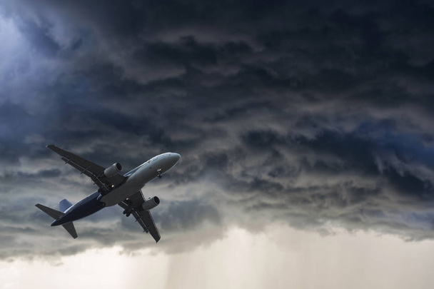 Avião sobre as nuvens
 - Foto, Imagem