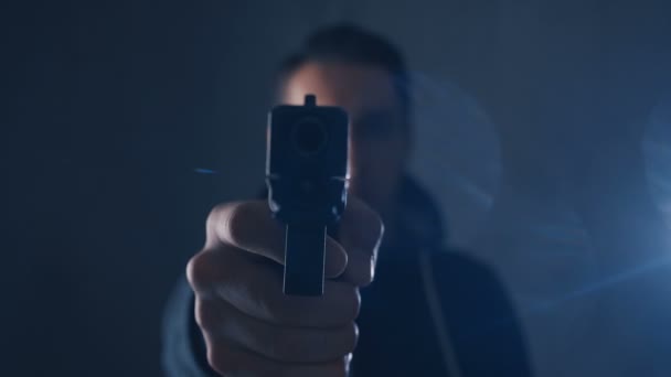 Gevaarlijk crimineel gericht een pistool op de camera in een donkere - Video
