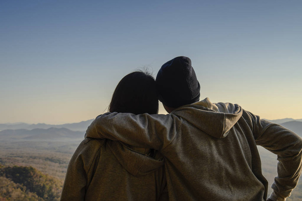 silhouette d'un couple sur fond de lever de soleil le matin. flic
 - Photo, image