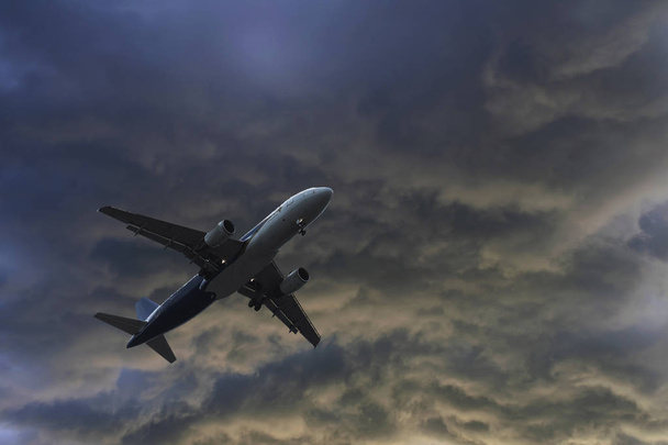 letadlo nad mraky - Fotografie, Obrázek