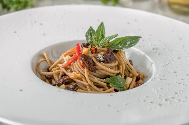 Spaghetti bolognese beef tomato sauce with vegetables  - Foto, Imagen