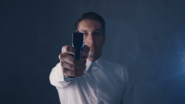 Hombre de la mafia apuntando con un arma a una cámara. Céntrate en el arma
. - Imágenes, Vídeo
