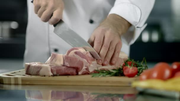 Chef mãos cortando filé de porco na cozinha. Chef mãos cortando carne fresca
 - Filmagem, Vídeo