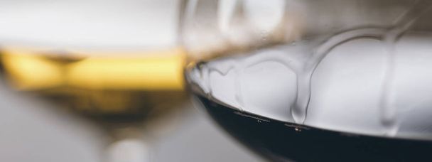赤と白ワインのグラスをクローズ アップ - 写真・画像