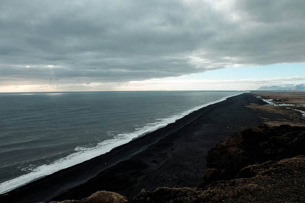 IJsland zwart strand en oceaan  - Foto, afbeelding