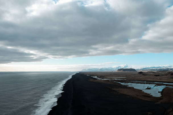 アイスランドの黒ビーチと海  - 写真・画像