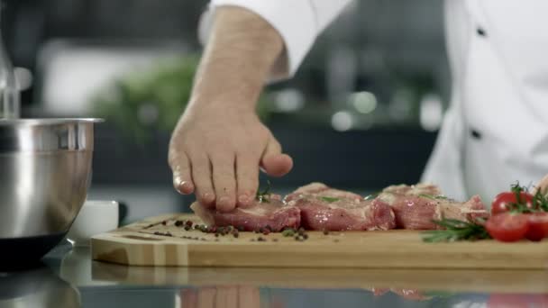 Chef-kok man bereidt vlees in de keuken. Close-up chef handen bereiden steak. - Video