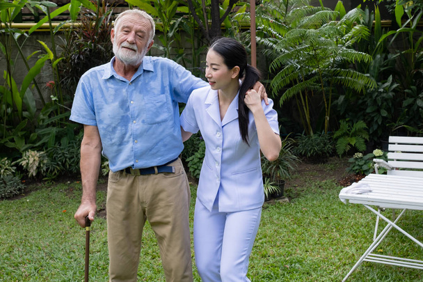 старший чоловік щастя і усміхнена медсестра, піклується і discussio
 - Фото, зображення