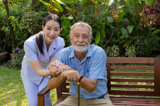 Senior Mann Glück und lächelnde Krankenschwester, kümmert sich und diskussio - Foto, Bild