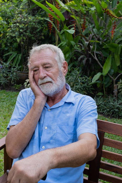 старший чоловік сидить на самоті в саду, і намагається запам'ятати і
  - Фото, зображення