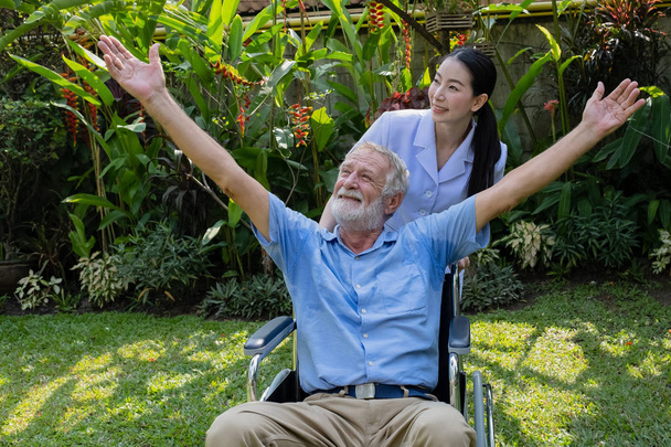 homem idoso felicidade sentado em cadeira de rodas com enfermeira sorridente, t
 - Foto, Imagem