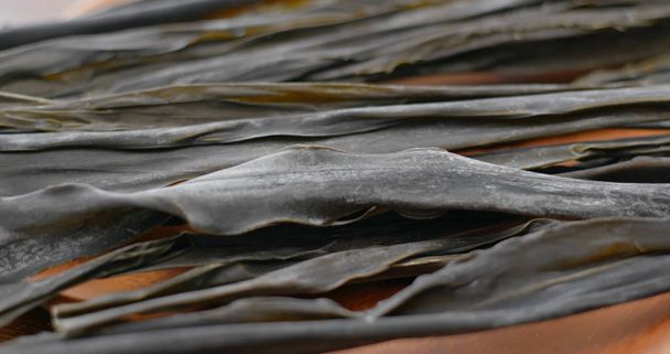 Droog van de kelp close-up op tafel - Foto, afbeelding