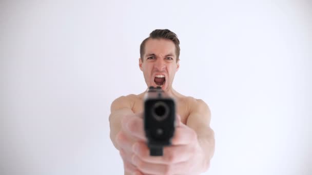裸の男は白い背景に彼の銃を目指す - 映像、動画