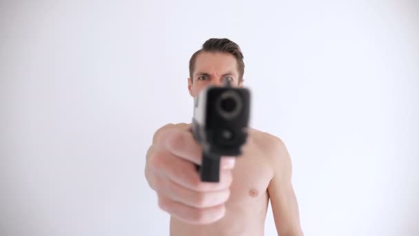 Homem nu aponta sua arma no fundo branco
 - Filmagem, Vídeo