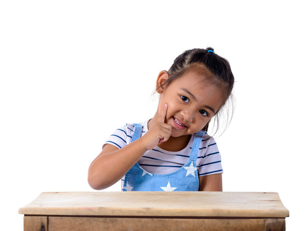 Portret van gelukkig klein Aziatisch meisje a op witte achtergrond - Foto, afbeelding